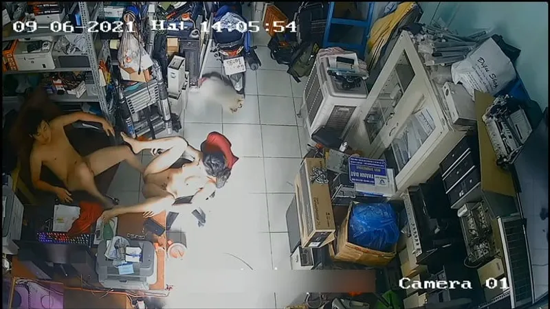 Bà xã ông chồng phang nhau trong của cây hàng máy tính