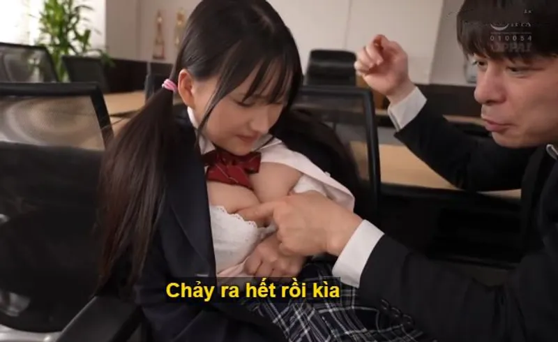 Trong suốt 3 năm, thầy giáo rèn luyện cô học trò ngực khủng thành “hũ đựng tinh”